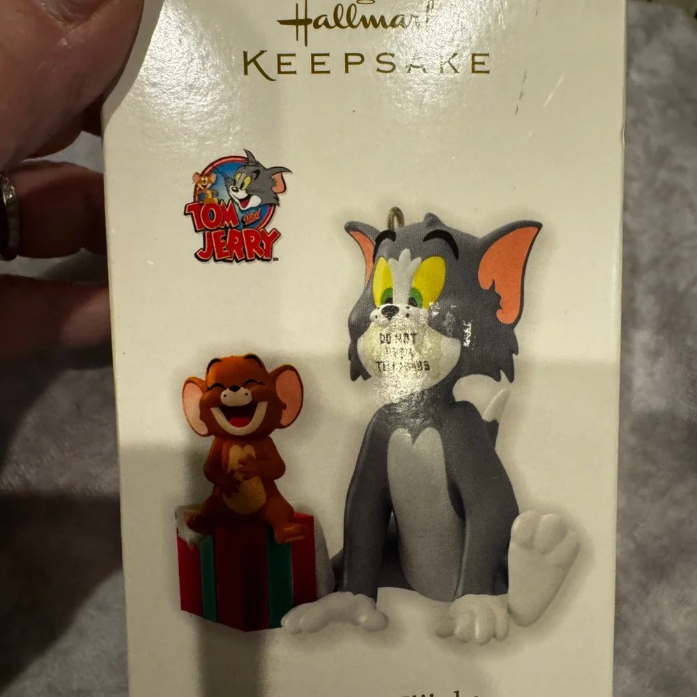 Hallmark Tom and Jerry Festive Figurine with Red and Gray‎ Accents